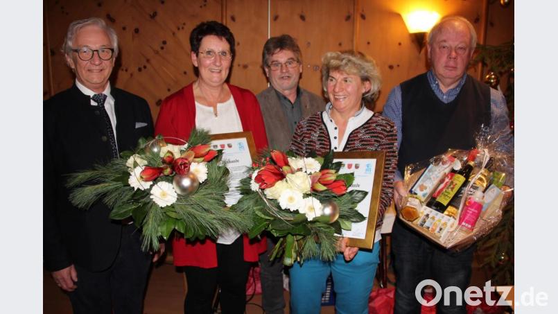 Mit der Ehrennadel in Silber des BVS-Bezirks Oberpfalz wurden die langjährigen Übungsleiterinnen Edith Balk und Margret Dressel ausgezeichnet. Unser Bild zeigt von links, den stellvertretenden BVS-Bezirksvorsitzenden Dieter Menzel. Margret Dressel, Robert Zinnecker, Edith Balk und Engelbert Franz. Bild: kro