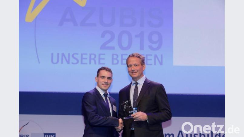 DIHK Präsident Eric Schweitzer gratuliert Lukas Zimmermann. Bild: exb