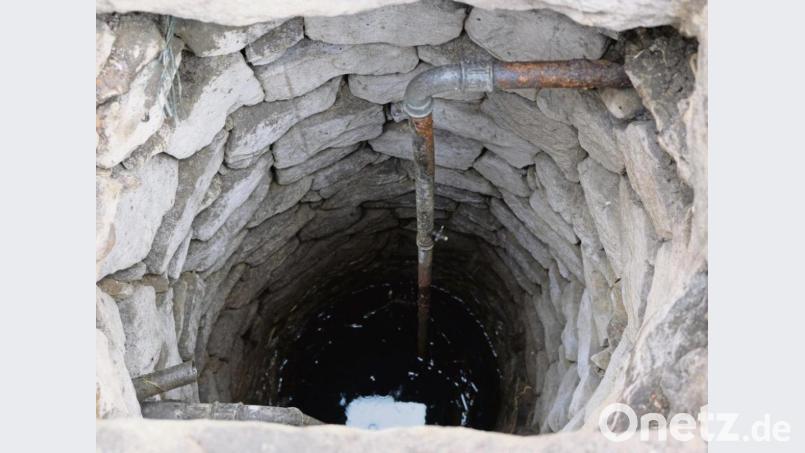 Ein Blick in den Brunnen. Er könnte etwa 250 Jahre alt sein. Bild: do