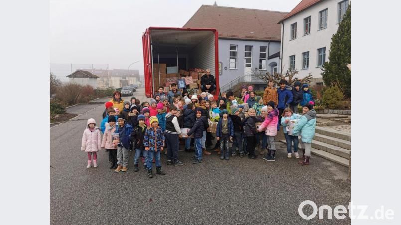 Alle Kinder der Grundschule beteiligten sich mit ihren Eltern und Lehrer/innen an der Paketaktion für Osteuropa. Bild: gz