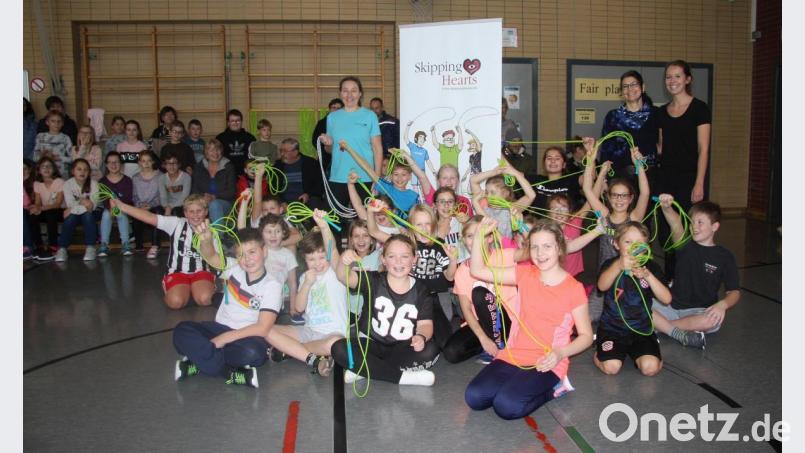 Am Ende machte es allen Spaß. Im Bild die Kombiklasse 3 und 4 der Wiesauer Grundschule mit Julia Greger, Rektorin Inge Dick (von rechts) und Melanie Schrenk. Bild: wro