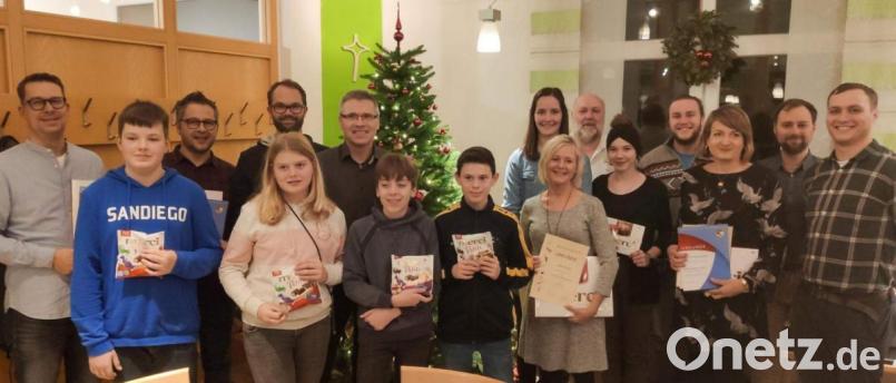 Zahlreiche Ehrungen nimmt der Musikzug Hirschau zum Jahresabschluss vor (von links): Matthias Forster, Johannes Riß, Matthias Fischer, Melina Merkl, Markus Meissner, Stephan Radl, Ferdinand Pfab, Bastian Scheuerer, Heike Giehrl, Heidi Scharl, NBMB-Kreisvorsitzender Werner Stein, Lilli Pfab, Dirigent Wolfgang Vögele, Sonja Strazzacappa, stellvertretender Vorsitzender Thomas Stark und Vorsitzender Maximilian Stein. Bild: u