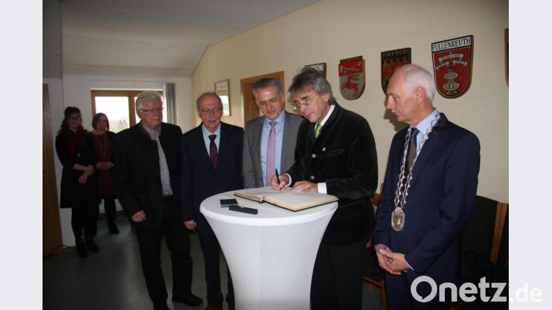 Axel Bartelt trug sich im Rathaus auch ins Goldene Buch der Gemeinde ein. Im Bild (von links) Bürgermeister Peter König, Axel Bartelt, stellvertretender Landrat Roland Grillmeier, Zweiter Bürgermeister Günther Fütterer und Dritter Bürgermeister Richard Stock.. Bild: wro
