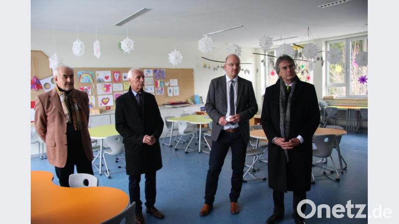 Letztes Ziel war ein Rundgang durch die Räume der offenen Ganztagsschule, durch die Rektor Alexander Köstler (2. von rechts) begleitete. Bild: wro