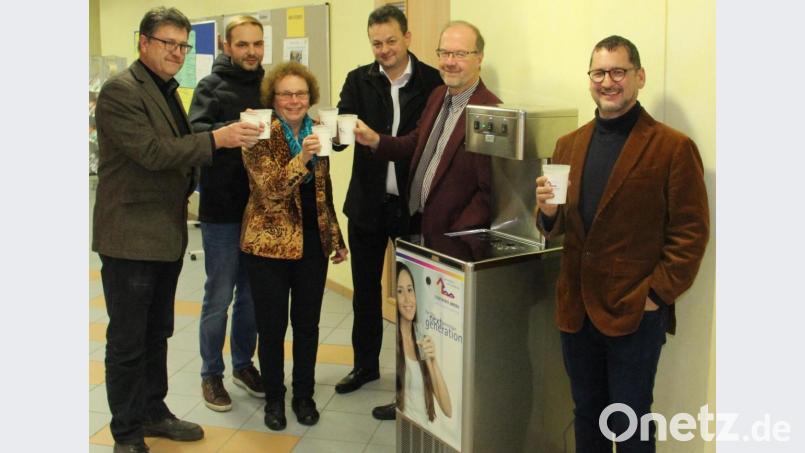 Auch mit Wasser lässt sich gut anstoßen: Darüber sind sich (von links) Josef Eckert (stellvertretender Schulleiter), Maximilian Deget (Stadtwerke), Bürgermeisterin Brigitte Netta, Elternbeiratsvorsitzender Roland List, Schulleiter Martin Wurdack und Markus Rebmann von der Firma Gleisner aus Lauf einig. Bild: hir