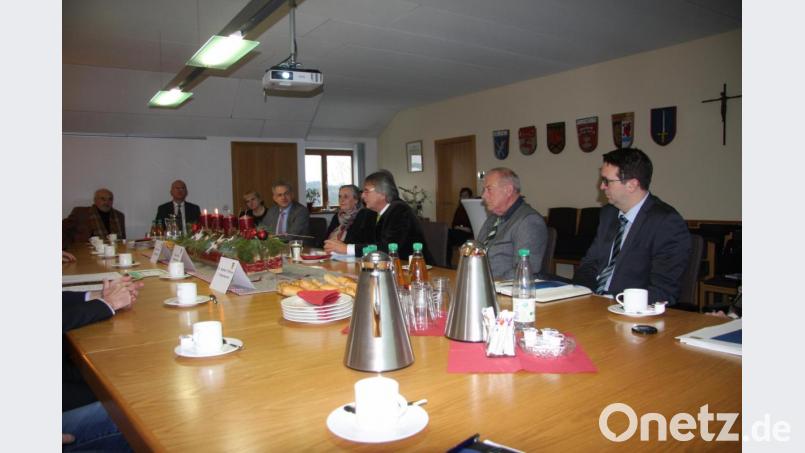 Regierungspräsident Axel Bartelt (3. von rechts) hatte bereits vor einigen Wochen versprochen, Neusorg einen Besuch abzustatten, um sich von der positiven Ortsentwicklung ein Bild zu machen Bild: wro