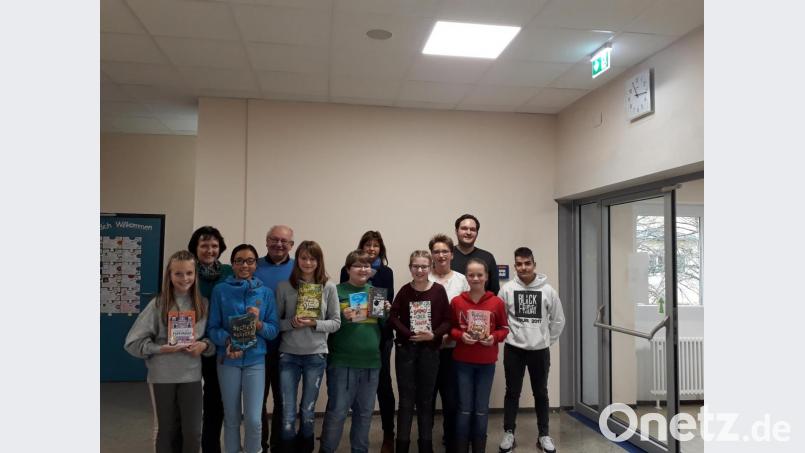 Jeder Teilnehmer des Vorlesewettbewerbs erhält eine Urkunde sowie Buchgeschenke. Bild: nn