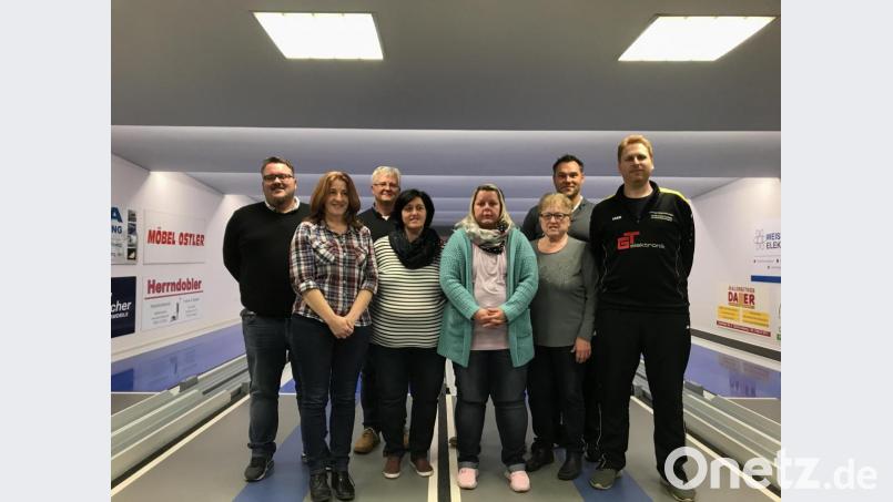 Sie stehen künftig an der Spitze der FEB-Kegler (hinten von links): Michael Segerer, Wolfgang Gottfried und Daniel Gottfried sowie (vorne von links) Angelika Dittrich, Sandra Segerer, Anja Kowalcyk, Martha Segerer und Michael Wehner. Es fehlen Kurt Vogl, Matthias Hüttner und Andreas Schwaiger. Bild: sga