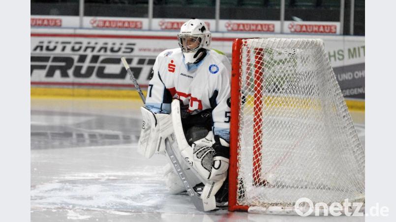 Jonas Neffin im Kasten der Blue Devils Weiden. Der junge Goalie hat aufregende Tage hinter sich. Bild: gb