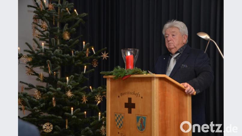 Dr. Rudolf Poschenrieder erzählte eine herzzerreißende Geschichte, die von einer Familie mit dem kleinen Jungen Michael und einem Obdachlosen an Heiligabend handelte, der seine ganze Familie durch einen Autounfall verloren hatte. Bild: dob