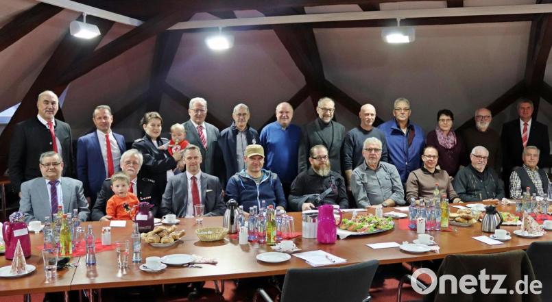 Vorstandsvorsitzender Josef Pflaum und Vorstandsmitglied Gerhard Hösl (von links) beglückwünschen zusammen mit Filialleiter Wolfgang Busch (rechts) und Bürgermeister Peter lehr (hinten, Mitte) die Spendenempfänger. Bild: jma