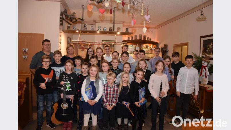 Die Musikschüler von Stefan Karl und Yvonne Drzymotta (hinten von links) zeigen beim weihnachtlichen Vorspielabend was sie gelernt haben und machen damit allen Zuhörern ein erstes (Vor-)Weihnachtsgeschenk. Bild: fla