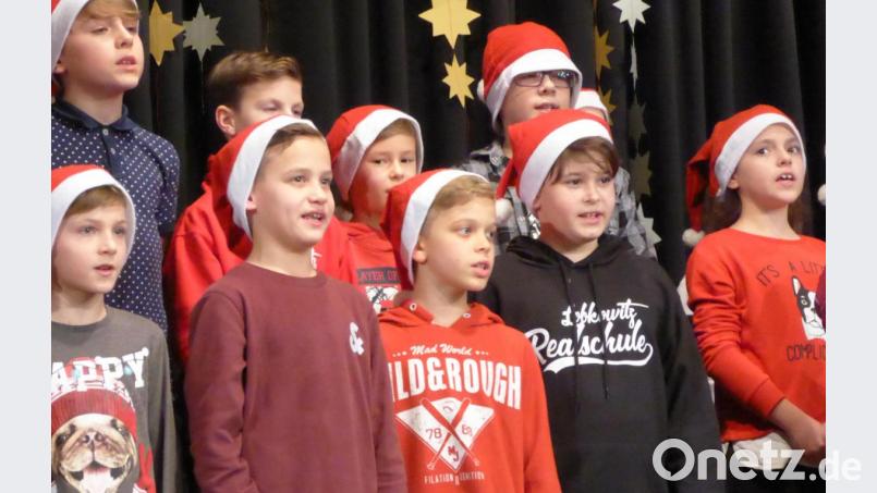 Die Klassen 5bc singen Zuckowskis „Weihnachtszeit“. Bild: Schönberger, Ferdinand [fsb]