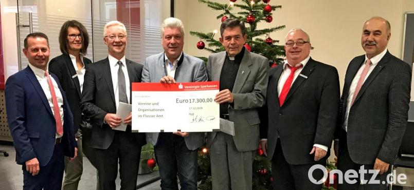 Bürgermeister Günter Stich (Bildmitte), Pfarrer Wilfried Römischer (Dritter von links) und Pfarrer Max Früchtl (Dritter von Rechts) von der Katholischen Pfarrgemeinde konnten den symbolischen Spendenscheck aus den Händen von Josef Pflaum (rechts), Gerhard Hösl (links) und Ulrich Höcker (zweiter von rechts) mit Silvia Philipp (Zweite von links) dankbar entgegen nehmen. Bild: mef
