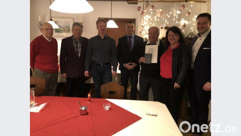 Beisitzer Bernd Brüssel, Seniorenbeauftragter Helmut Meier, Zweiter Vorsitzender Alfred Kick, Landesvorsitzender Lothar Breunig, Mitglied Otto Kreuzer - geehrt für 50 Jahre Mitgliedschaft, Ehrenvorsitzende Anna Maria Walter, Vorsitzender Standortgruppe Stephan Gollwitzer. Bild: Verband der Beamten der Bundeswehr