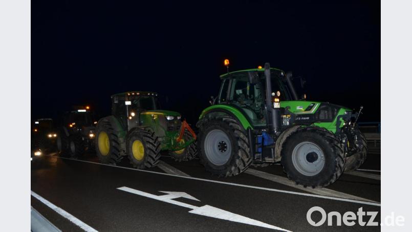 Auf der Brücke über die Autobahn in Richtung Moosbach positionierten sich am Mittwochabend Landwirte mit ihren Traktoren, genauso wie an anderen Stellen im ganzen Landkreis. Bild: dob