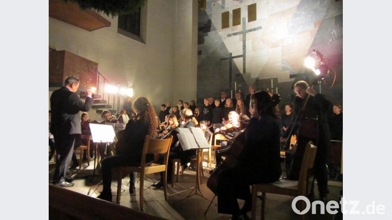 Im gemischten Doppel ließen Musical-Company und Jugendorchester das Publikum dahinschmelzen. Bild: aks