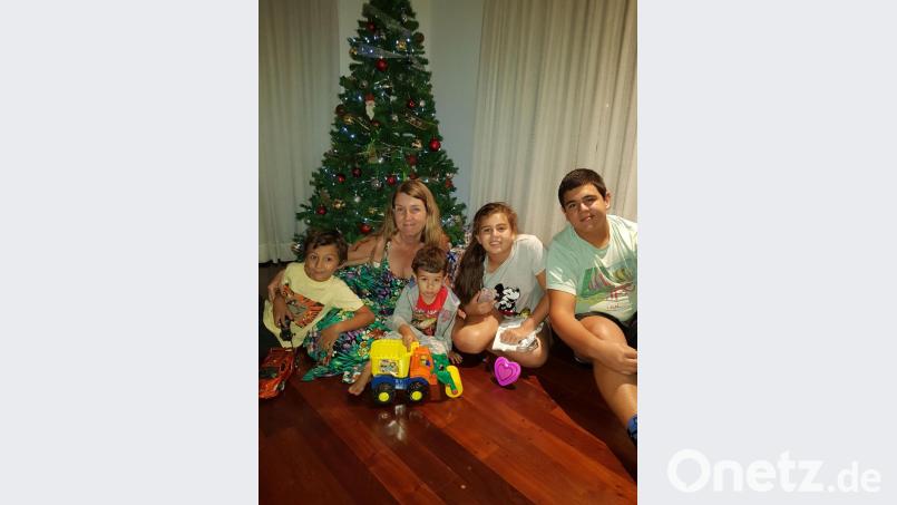 Christbaum, Geschenke und deutsche Lieder: Lucas feiert Weihnachten mit seiner Familie (2017). Bild: privat