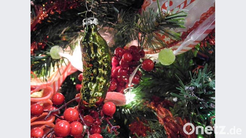 Eine &quot;Weihnachts-Gurke&quot; hängt an einem Weihnachtsbaum. Bild: Johannes Schmitt-Tegge/dpa