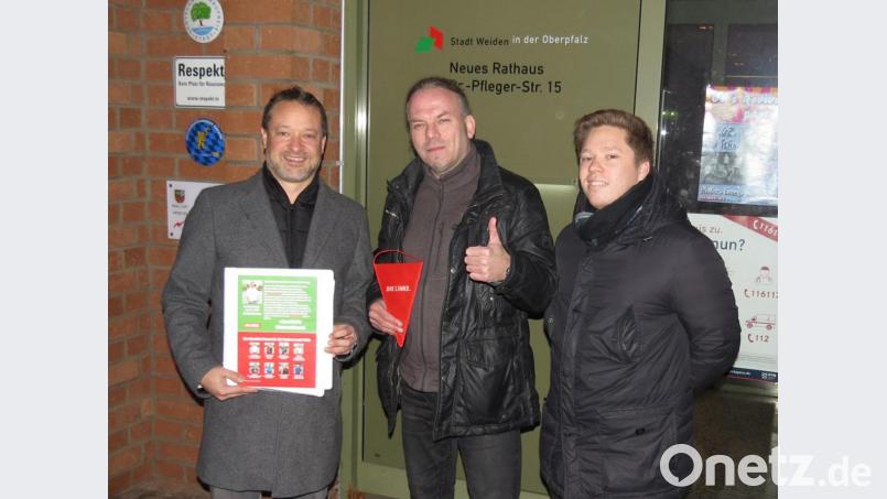 Als erste Partei reichte die Linke mit Ali Daniel Zant, Stephan Frischmann und Aaron Zant (von linkds) ihre Wahlvorschläge zur Kommunalwahl ein. Bild: Dobmeier