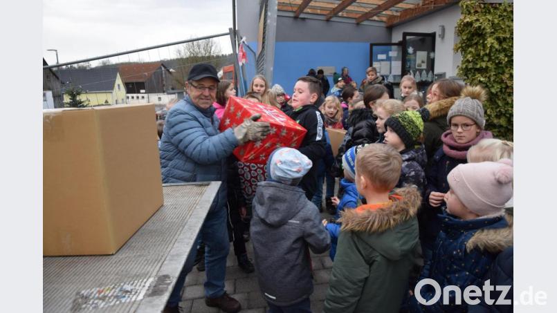 Weihnachtspakete für Rumänien schleppten die Kinder zum Johanniter-Weihnachtstruck. Bild: fz