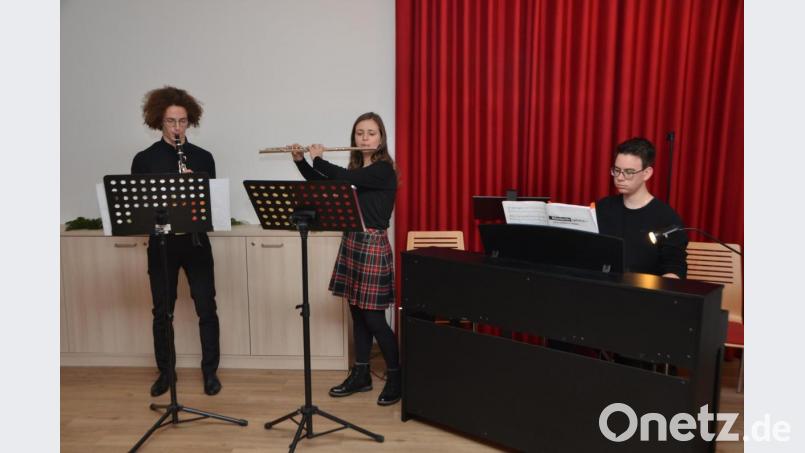 Vincent Poschenrieder, Johanna Nickl und David Kirschsieper (von links nach rechts) verschönten in diesem Jahr die Adventfeier der BRK-Gemeinschaft im Pfarrheim musikalisch. Bild: dob