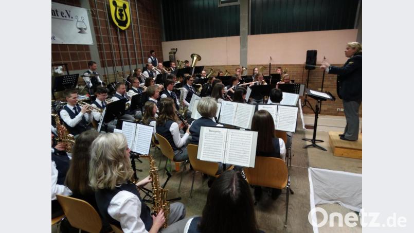 Die Werkvolkkapelle Schlicht begeistert, dirigiert von Sabine Kredler (rechts), bei ihrem vorweihnachtlichen Benefizkonzert die Zuhörer. Bild: ct