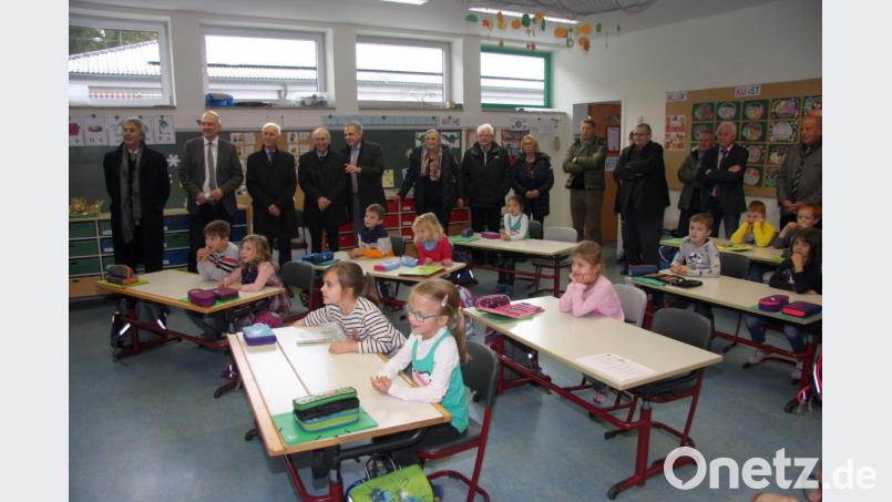 Ziel des Rundgangs war auch die Klasse 1a, wo man einen Probeunterricht vorbereitet hatte. Bild: wro