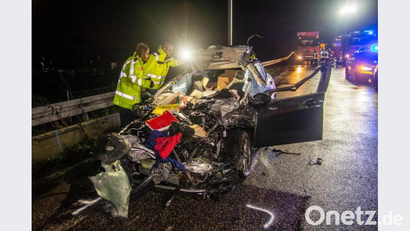 Hier kam jede Hilfe zu spät: Der Fahrer dieses Wagens war auf der A3 auf einen stehenden Lastwagen aufgefahren und noch am Unfallort gestorben. Bild: Gilgenheimb/Wiesbaden112.de/dpa