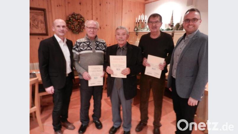 Der Kreisvorsitzende des Bayerischen Lehrerinnen- und Lehrerverbands Uwe Prösl (links) und stellvertretender Bezirksvorsitzender Manuel Sennert (rechts) überreichen Heinz Achenbach, Siegfried Rupprecht und Rudi Lang (von links) für ihre langjährige Treue zum Verband eine Urkunde. Bild: nn