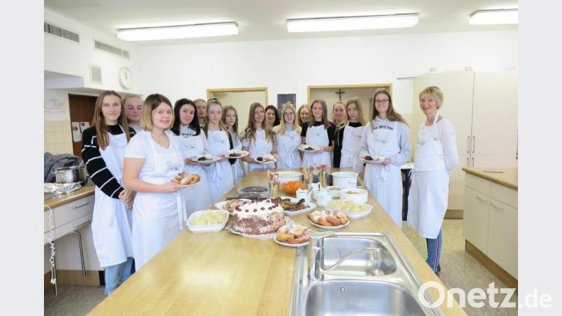 Fachlehrerin Kathrin Kohl (rechts) erklärte den Zehntklässlerinnen, was sie bei der Zubereitung eines 3-Gänge-Menüs alles beachten müssen. Bild: jzk