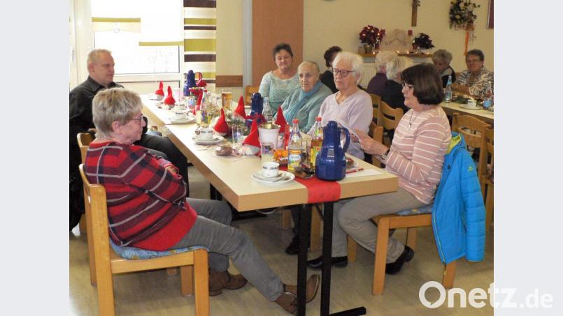 Margit Steger (rechts) liest in Mundart eine lustige Weihnachtsgeschichte vom Onkel aus Amerika vor. Die Senioren hören aufmerksam zu und singen anschließend einige Lieder. Bild: lep