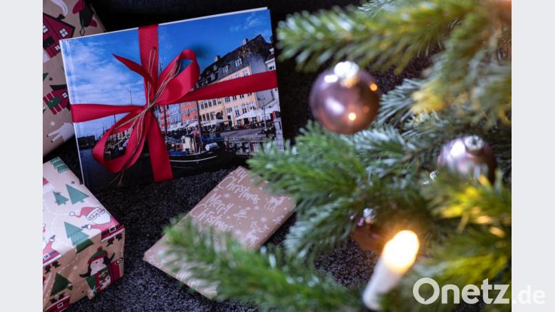 Geschenke liegen unter einem mit Kerzen und Kugeln geschmücktem Weihnachtsbaum. Bild: Swen Pförtner/dpa