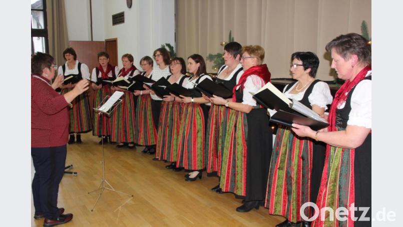 Der Landfrauenchor unter der Leitung von Sieglinde Kusche-Konrad umrahmte die Senioren-Adventsfeier. Bild: kro