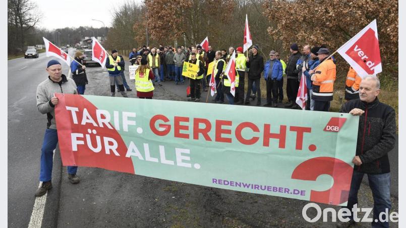 Rund 50 Zivilbeschäftigte der US-Armee kamen am Mittwochmittag zur aktiven Mittagspause mit Kundgebung an der Zufahrtsstraße zum Vilsecker Südlager, zu der die Gewerkschaft Verdi aufgerufen hatte. Bild: Petra Hartl