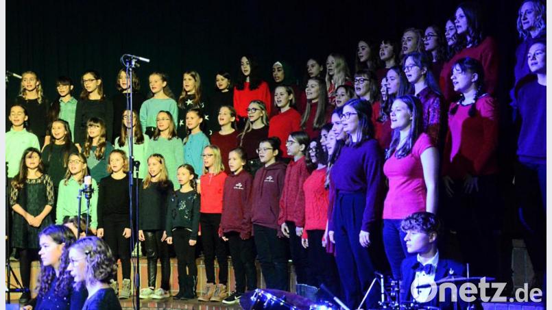 Das diesjährige Winterkonzert des Elly-Heuss-Gymnasiums war mit &quot;Believe&quot; überschrieben. Und genau diesen Titel aus dem Film &quot;Polarexpress&quot; präsentierten Unter-, Mittel- und Oberstufenchor unter Leitung von Katharian Bernet. Bild: Kunz
