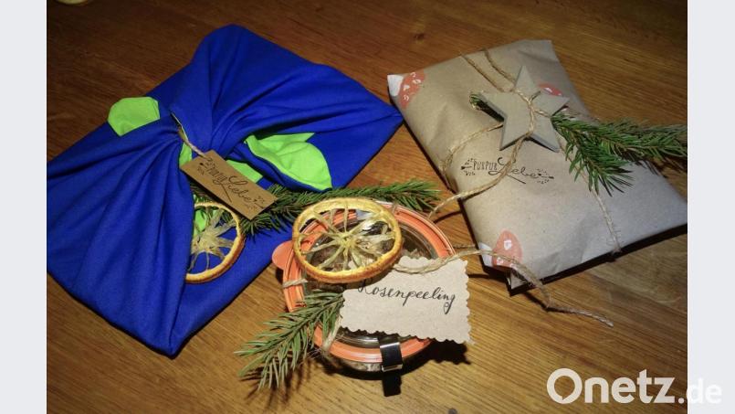 Einweckgläser und kunstvoll gewickelte Tücher: Zum herkömmlichen Weihnachtsgeschenkpapier gibt es einige Alternativen. Bild: exb
