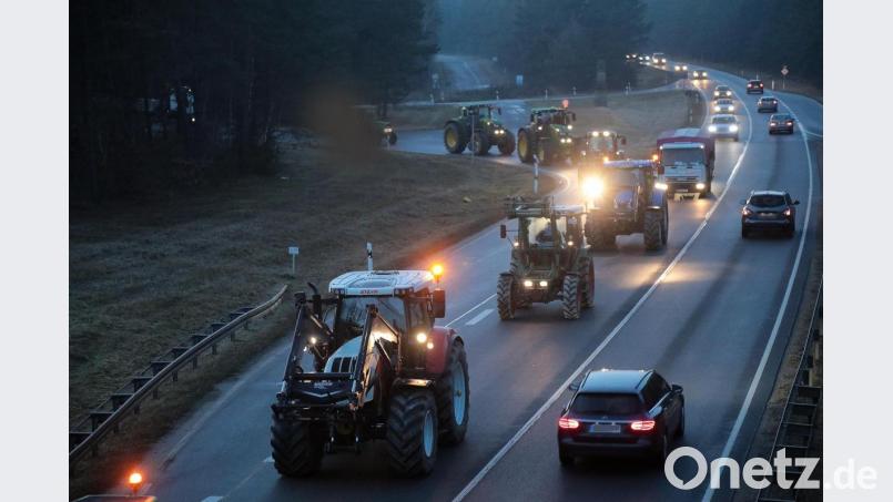 Eine lange Schlange an Traktoren hat sich am Mittwochnachmittag über die B85 bei Schafhof gezogen. Die Landwirte protestieren, dass sie in der Politik nicht gehört werden. Bild: Wolfgang Steinbacher