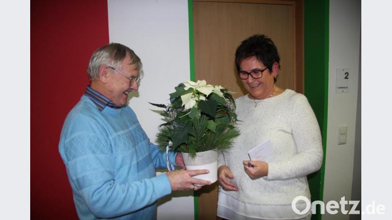 Anneliese Krenkel ist unermüdlich, wenn es darum geht, für die Senioren ein buntes Programm auf die Beine zu stellen. „Dafür wollen wir uns einmal bedanken“, sagte Zweiter Bürgermeister Reinhard Naber. Bild: wro