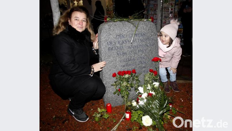 Leyla Kellecioglu legte gemeinsam mit ihrer Enkelin Nisanur Blumen am Gedenkstein zur Erinnerung an ihre Familie nieder, die vor 31 Jahren beim Brandanschlag auf das Habermeier-Haus ums Leben kam. Bild: Hirsch