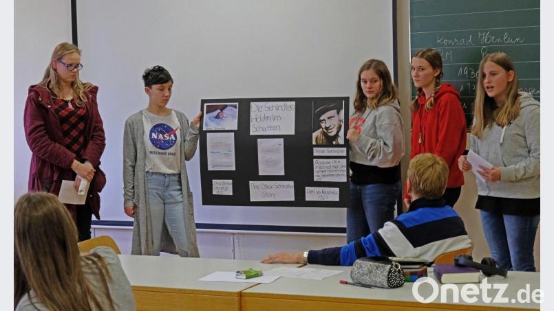 Die Schülergruppen präsentierten in der Zusammenschau ihre Ergebnisse mit Schautafeln und Erklärungen. Bild: twi