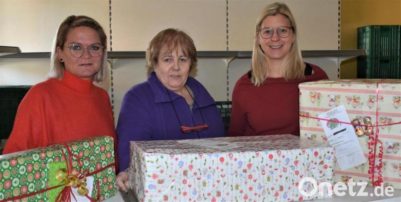 Stephanie Keßl (rechts) und Manuela Oehrlein (links) überreichen dem Bürgerverein Städtedreieck Spenden, damit die Wünsche der Kinder in Erfüllung gehen. Monika Sebald (Mitte) bedankt sich im Namen der Jungen und Mädchen für die finanzielle Unterstützung. Bild: rgr