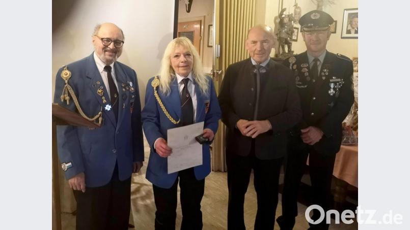 Für ihre engagierte Arbeit bei den Sammlungen für die Kriegsgräberfürsorge wurde Angelika Filchner (Zweite von links) ausgezeichnet. Links Bruno Salomon und von rechts Anton Hauptmann und Karlheinz Hoyer. Bild: exb