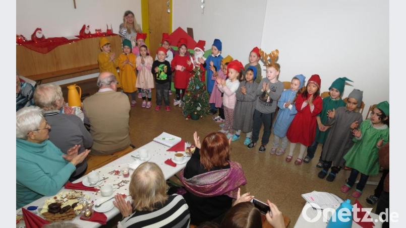 „Lasst uns froh und munter sein“, lautet das Lied, zu dem die Kinder vom AWO-Spatzennest die Senioren zum Mitklatschen begeisterten. Bild: Dobmeier