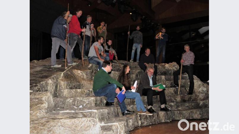 Zwar bleibt der Dialekt als Wahrzeichen der Tirschenreuther Passion auch diesmal erhalten. Jedoch ist vieles anders bei der Europassion - allein schon, weil die Bühne durch einen Theaterfelsen vergrößert wurde, der weit in den Zuschauerraum hineinreicht, gespielt wird. Bild: ubb