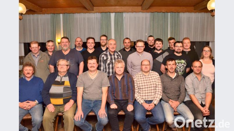 An die Spitze der "Wählerliste Pfrentsch" wählten die Kandidaten die beiden amtierenden Markträte, Georg Kleber (sitzend, Mitte) und Thomas Müller (rechts daneben). Bild: fjo