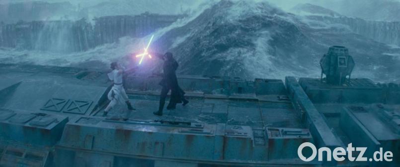 Rey (Daisy Ridley, links) trifft in "Star Wars: Der Aufstieg Skywalkers" erneut auf Kylo Ren (Adam Driver). Bild: Lucasfilm Ltd. &amp; TM./Walt Disney/dpa