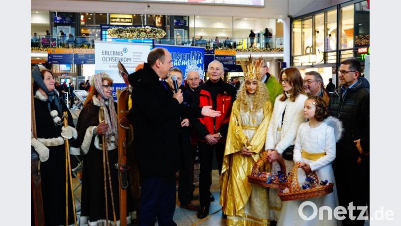Hissen der Osschenkopffahne mit dem Mehlmeisesler Christkind rechts, neben Bgm. Tauber Bild: gis