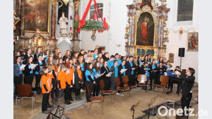 &quot;Star Carol&quot; trugen der OGO-Chor und der Unterstufenchor gemeinsam unter der Leitung von Andreas Lehmann und mit der musikalischen Begleitung von Andrea Schneeberger im Altarraum vor. Bild: lg