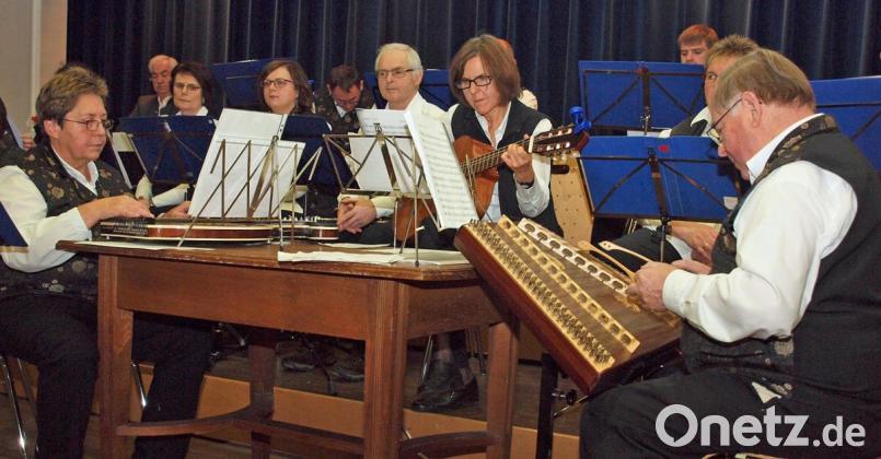 Die „Stubenmusik“ – Imgard Dirmeier, Zither, Inge Rogenhofer an der Gitarre und Bruder Georg Beyerl am Hackbrett (von links). Bild: sön